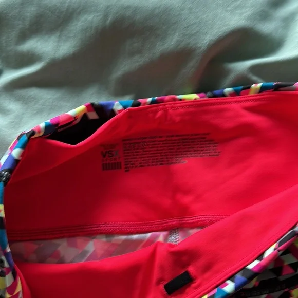 Victoria’s Secret Sport yoga/work out reflective adjustable pants - Picture 2 of 6